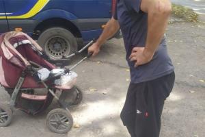 Маскування століття: в Лисичанську злодії "катали" в дитячій колясці каналізаційний люк (фото)