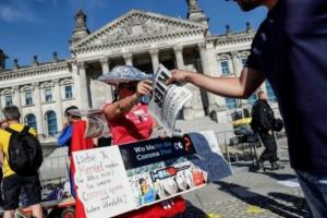 В Берлине толпа протестовала против карантина, введенного из-за COVID-19 (видео)