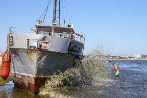 На одеський пляж несподівано викинуло корабель (відео)