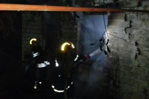 Гасили до ранку: в Лисичанську серед ночі загорівся покинутий будинок