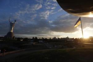 В Киеве торжественно подняли самый большой флаг Украины (фото и видео)