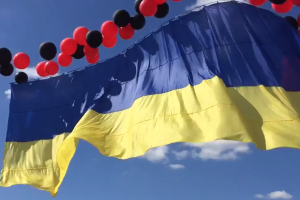 У небо над Кримом запустили 25-метровий прапор України (фото)