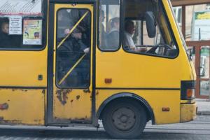 В Киеве неизвестный обстрелял маршрутку возле метро