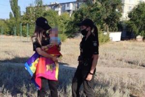 П'яний чоловік лежав на траві, а дитина повзала поруч: у Сєвєродонецьку мати кинула малюка на агресивного співмешканця і зникла