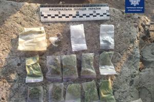 Во дворе Лисичанска поймали наркомана с "арсеналом" запрещенных веществ