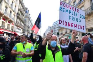 "Жовті жилети" знову вийшли на вулиці Парижа з протестами