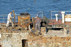 Помешала погода: в Одессе снова сорвались работы по поднятию танкера "Делфи"