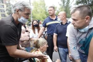 Мера Дніпра Філатова облили зеленкою на зустрічі з городянами (фото)