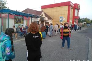 "Чтобы попасть в маршрутку, надо простоять больше часа": В Лисичанске проблемы с графиком движения транспорта (фото)