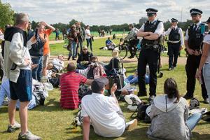 В Лондоне произошли столкновения между противниками карантина и полицией (видео)
