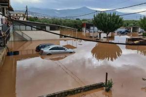 Ураганный шторм, а потом - ливни: в Греции наблюдается погодный коллапс, несущий разрушения