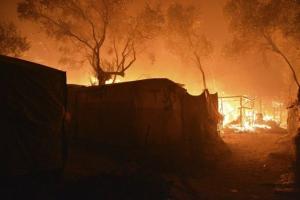 В Греции крупнейший лагерь мигрантов практически полностью уничтожил пожар