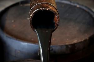 Отсутствие спроса и переизбыток: нефть снова начала терять в цене