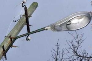 "Двойная порция" освещения для "избранных" улиц: для кого в Лисичанске горят фонари (фото)