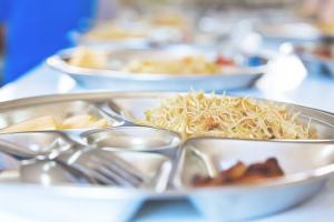 Школьное питание по новым правилам: в Украине хотят запретить для детей ряд продуктов