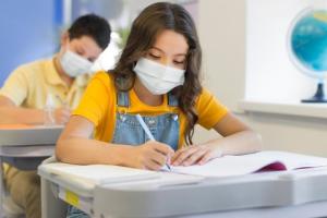 У МОЗ повідомили, скільки учнів та  вчителів в Україні хворі COVID-19