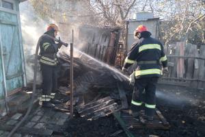 За крок до біди: у Лисичанську сталася пожежа на території приватного будинку