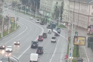 В центр Минска начали стягивать военную технику (видео)