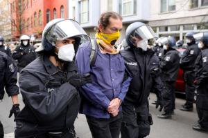 У Берліні протестують проти посилення карантину: поліція застосувала водомети