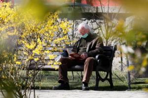 Для пенсіонерів в Україні ввели "пріоритетні години": коли ходити в магазини, аптеки та інші громадські місця