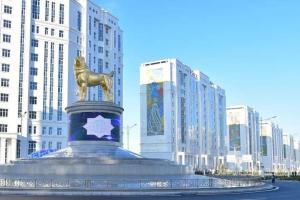У Туркменістані відкрили гігантський пам'ятник псу алабаю з чистого золота