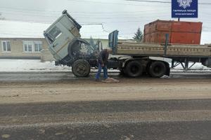 У хмарі диму та полум'я: в Лисичанську на дорозі загорілася вантажівка