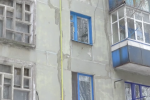 В Лисичанске на глазах разрушается жилой дом, но дела до этого нет никому (видео)