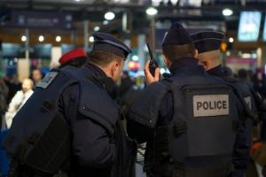 Во Франции мужчина застрелил трех полицейских, спасающих его жену
