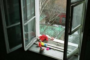 В Киеве женщина выбросила из окна восьмого этажа своего 3-летнего сына