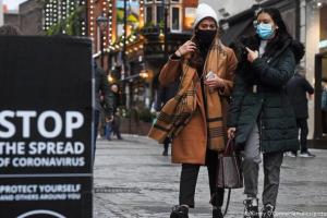 В Великобритании планируют платить тем, кто получит положительный тест на COVID-19