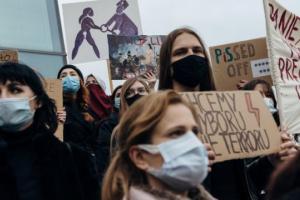 Из-за запрета абортов в Польше третий день не унимаются акции протеста