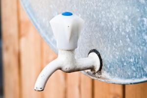 Турист из Аргентины два дня не мог понять, как помыть руки в украинской квартире: в чем подвох (видео)