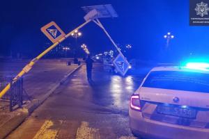 У центрі Лисичанська вітром завалило металеву конструкцію на проїжджу частину (фото)