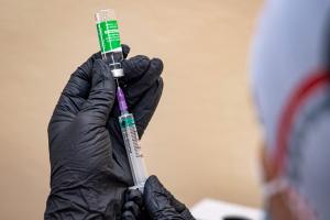 Зеленський висловився про вакцину AstraZeneca, яку використовують в Україні