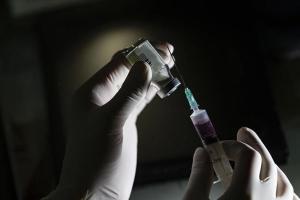 Перша в світі країна завершила вакцинацію проти COVID-19