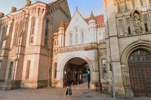 У британському вузі запропонували замінити слова "мати" та "батько": у чому причина