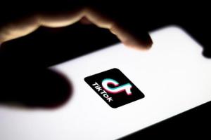 У США 12-річна дитина впала в кому, повторюючи популярний челендж з TikTok