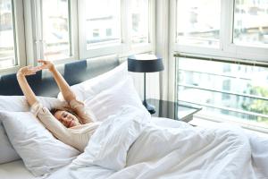 7 способів прокинутися бадьорим та весь день випромінювати позитив