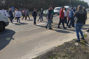 Так виглядає відчай: рішення про ліквідацію Рубіжанської санаторної школи змусило батьків перекрити одну з найбільших трас Луганщини