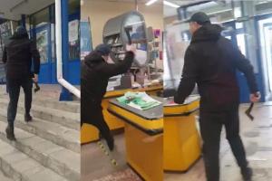 Чоловік з сокирою влаштував погром у супермаркеті АТБ через маску (відео)