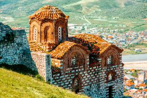 Албанія скасувала всі карантинні обмеження для туристів