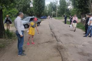 У Рубіжному 62-річна жінка пограбувала дитину на вулиці