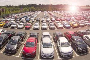 Старі авто раптом почали продавати дорожче нових: в чому причина