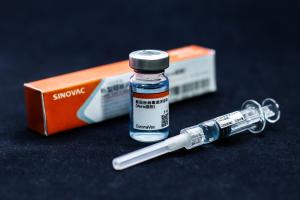 ВООЗ схвалила китайську вакцину виробництва Sinovac: що це означає для українців