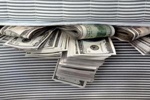 Названы 15 максимально надежных мест в доме, в которых стоит хранить деньги и ценности