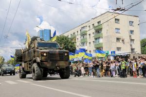 У Маріуполі пройшов військовий парад, приурочений 7-й річниці визволення міста (фото та відео)