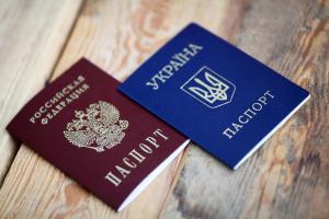 Українців, які отримали російські паспорти, хочуть автоматично позбавити громадянства