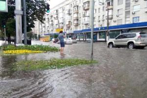 Черновцы накрыл сильный ливень: в воде оказались несколько улиц и вокзал