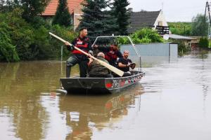 Юг Польши пострадал от сильных ливней и смерчей