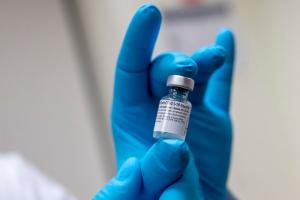 МОЗ рекомендует сократить срок между введением доз вакцины против COVID-19